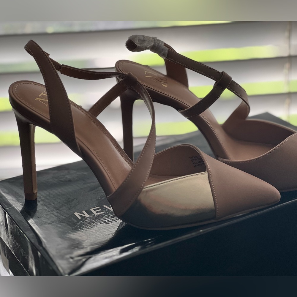 Gorgeous tan and gold pumps. NY & Company - size 8.